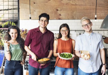 Mutfak pişirme arkadaşlar 