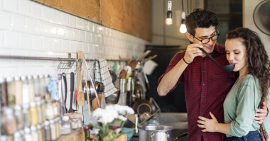 Çift birlikte yemek