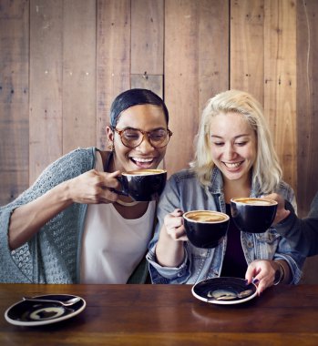 Arkadaşlar kahve içiyor.