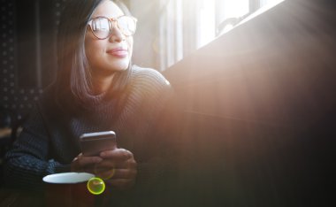 Dijital aygıt ve kahve kadın ile 