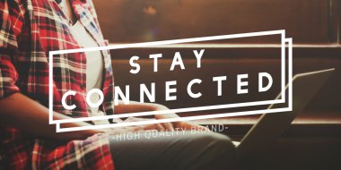 laptop ile çalışan kadın bağlı kalmak