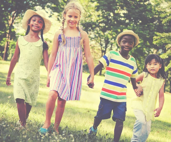 Niños multiétnicos al aire libre —  Fotos de Stock