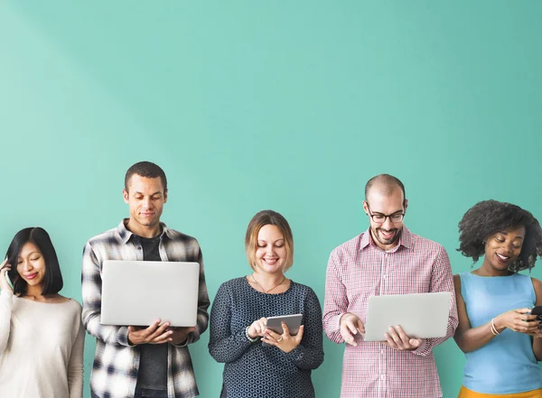 Diversidad Personas con dispositivos digitales —  Fotos de Stock