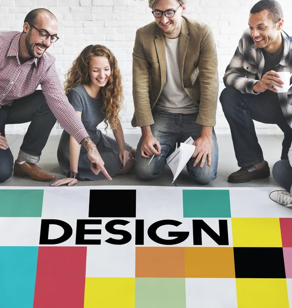 Designers que trabalham com cartaz e design — Fotografia de Stock