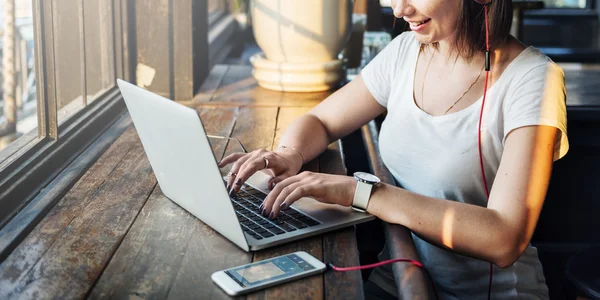 Dizüstü bilgisayarda çalışan kadın