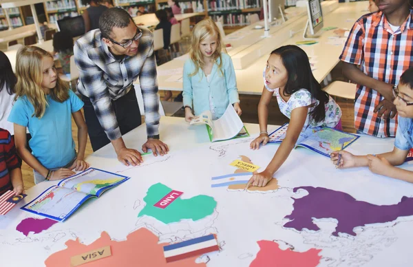 Elever som har lektion i skolan — Stockfoto