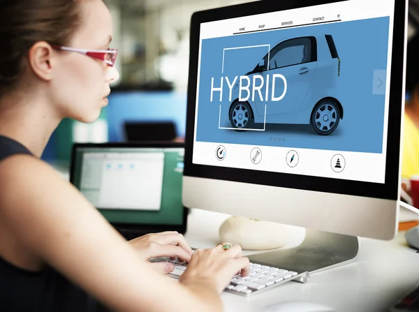 Dator med hybrid på bildskärmen — Stockfoto