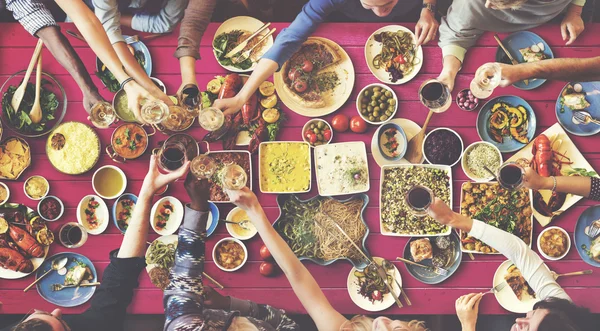 Amigos comendo para grande mesa — Fotografia de Stock