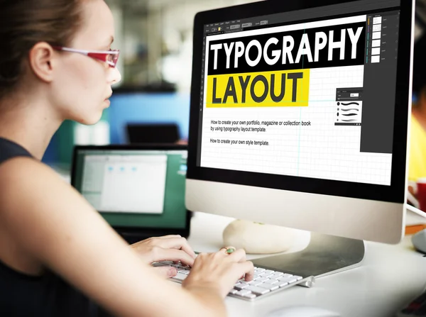 Počítač s rozložením typografie na monitoru — Stock fotografie