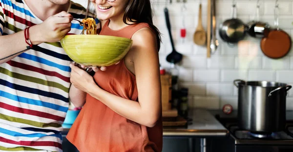 Couple cuisine ensemble — Photo