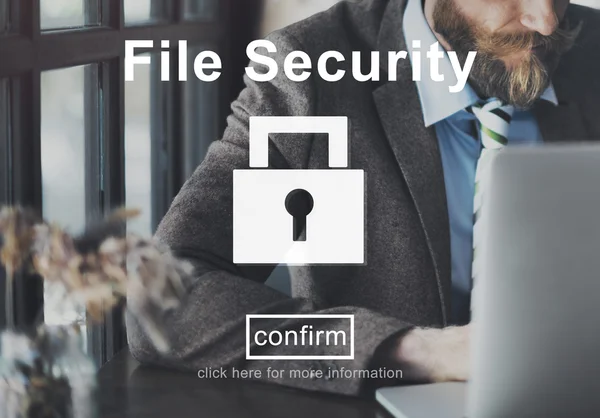 Επιχειρηματίας που εργάζεται στο lap-top και αρχείο ασφαλείας — Φωτογραφία Αρχείου