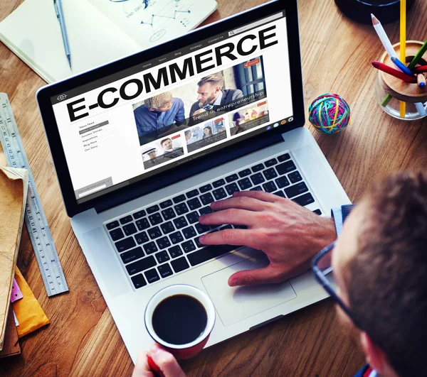 Dizüstü bilgisayar kullanan iş adamı