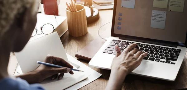 Woman working on laptop with reminder — Stock Photo, Image