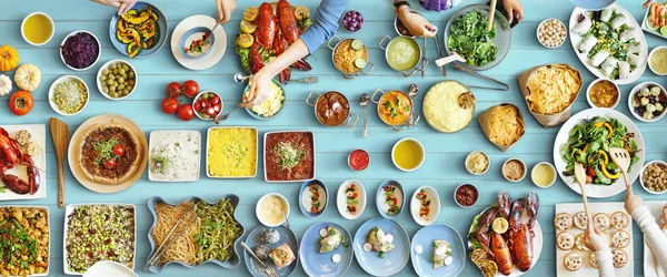 Freunde essen für großen Tisch — Stockfoto