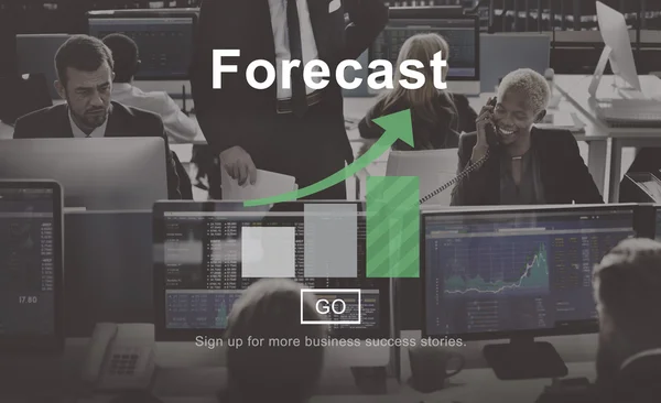 Pessoas de negócios que trabalham e previsão — Fotografia de Stock