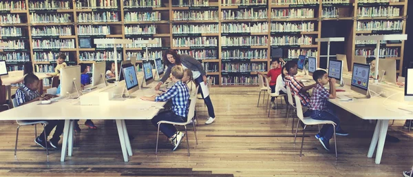 Compagni di classe che hanno lezione con insegnante — Foto Stock