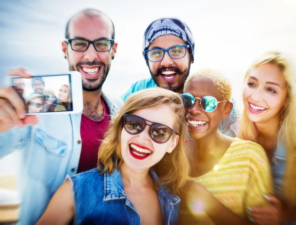 Glada vänner med selfie — Stockfoto