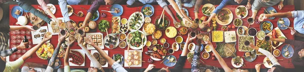 Amigos comiendo para la mesa grande —  Fotos de Stock