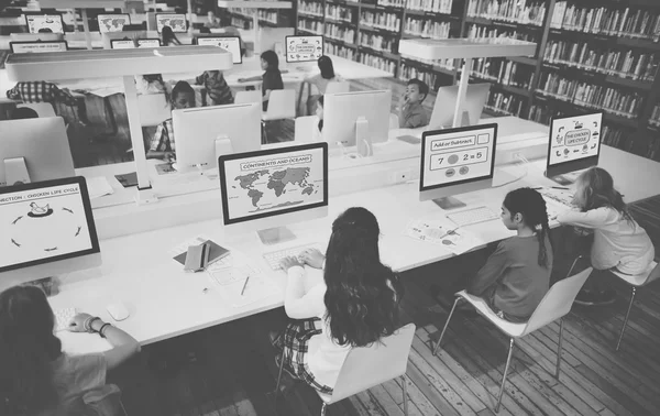 Colegas de classe usando computadores — Fotografia de Stock