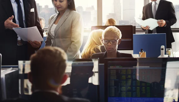 Geschäftsleute im Büro — Stockfoto