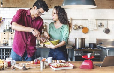 Çift birlikte yemek