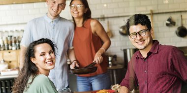 Arkadaşlar mutluluk açık mutfak