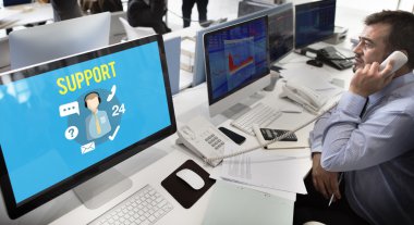 Bilgisayarda çalışan iş adamı 