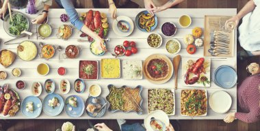 arkadaşlar büyük tablo için yemek