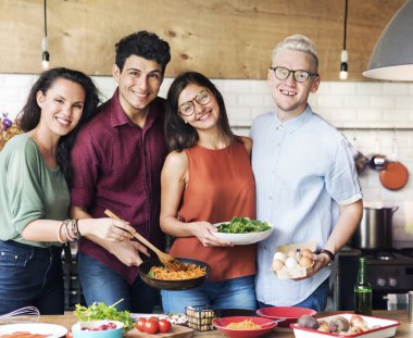 Mutfak pişirme arkadaşlar 