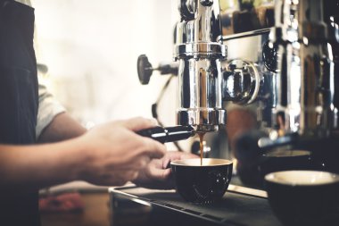 Barista kahve yapıyor makine 