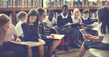 Çocuklar kitap okur.