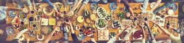 arkadaşlar büyük tablo için yemek