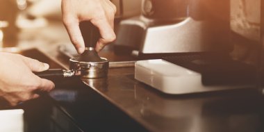 Barista kahve yapıyor makine 