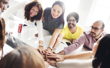 Neşeli takım eller katılın