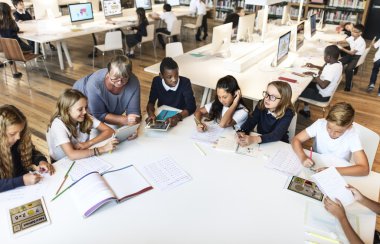 Kitaplığı'nda okuyan çocuk