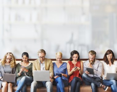 Çeşitlilik insanlarla dijital cihazlar