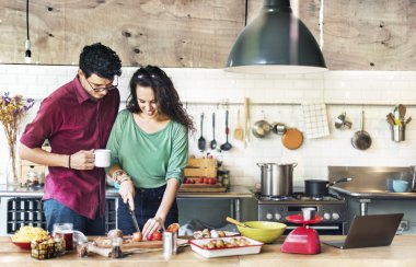 Çift birlikte yemek