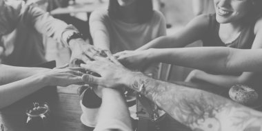 İnsanlar ellerini yığını yapma