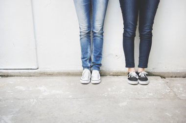 Kızlar spor ayakkabı içinde daimi