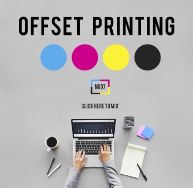 Ofset baskı ile masa üstünde laptop