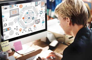 Ofiste bilgisayar kullanan bir kadın. 