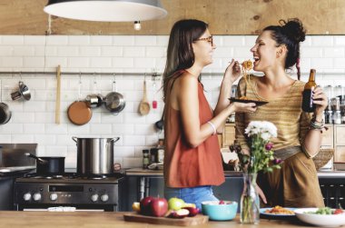 Mutfak pişirme arkadaşlar 