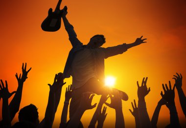 konserde bir grup insan 