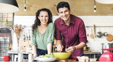 Çift birlikte yemek