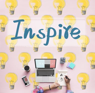 Esin ile masa üstünde laptop