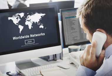 monitörde dünya çapında ağları ile bilgisayar