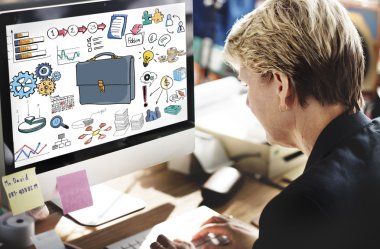 İş kadını ofiste çalışıyor.