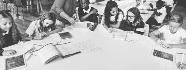 Kinderen die studeren in de bibliotheek — Stockfoto