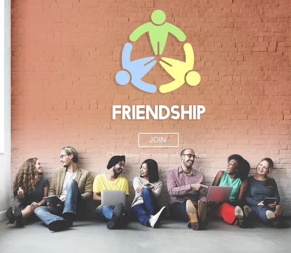Różnorodność znajomi w pobliżu ściany z przyjaźni — Zdjęcie stockowe