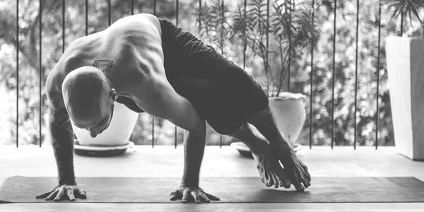 Homme Pratique Pose Yoga — Photo